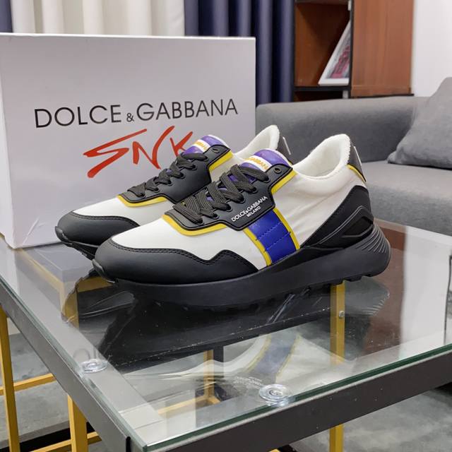 商品商标: Dolce&Gabbana 杜嘉&班纳 正码码数: 38-44，45定做 商品材料: 多种材料拼接鞋面，羊皮内里，鞋底：原厂特供原版橡胶大底，独家活