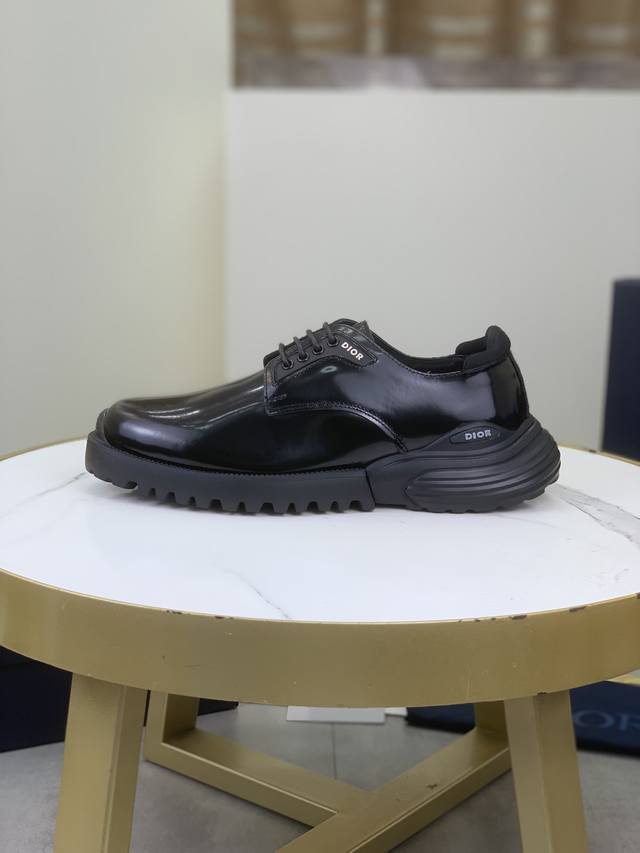 工厂价 原单品质，顶级版本 Dior 迪奥 男士商务休闲皮鞋，顶级牛货.1:1出货奢华尊贵全部采用进口原版品牌布料，只为打造更为舒适的穿着体验，鞋面：原版精选开