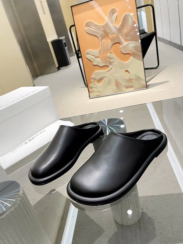 牛皮10 极小众的一个英国品牌 但并不影响它的受欢迎程度. 一经上线 已经火速售罄 原楦开模 经过多版改进 鞋头版型为饱和状 穆勒鞋的精髓弧度 原材料㊣ 牛皮面