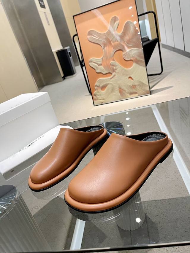 牛皮10 极小众的一个英国品牌 但并不影响它的受欢迎程度. 一经上线 已经火速售罄 原楦开模 经过多版改进 鞋头版型为饱和状 穆勒鞋的精髓弧度 原材料㊣ 牛皮面