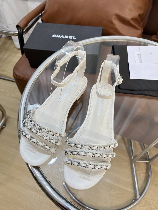 Chanel 23新款链条凉鞋！ 新版面香家经典链条设计！ 鞋面垫脚羊皮，真皮大底！ Size:35-40