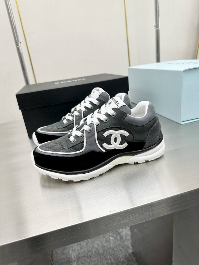 顶级版本 Chanel香奈儿 2023专柜顶级休闲款运动鞋 这款经典设计；鞋面多种工艺电绣的风格；大底却时尚运动；不平凡的拥入了多种配色元素 多元化混搭非常好看