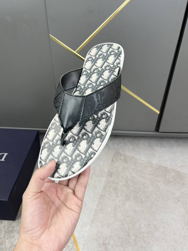工厂价 Dior 迪奥拖鞋新款上市完美做工！完美造型顶级品质防滑耐磨的橡胶组合大底百搭舒服鞋，标准尺码38-45