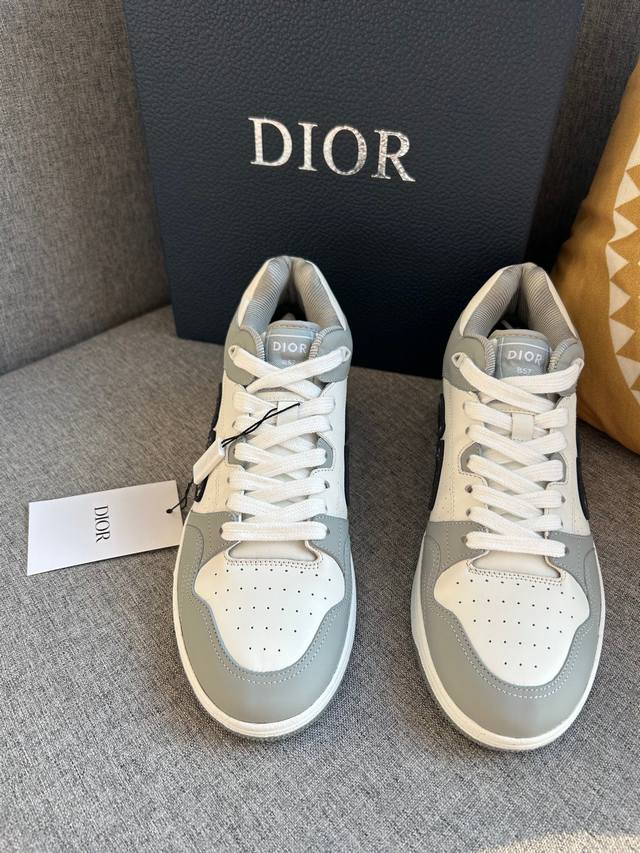 Dior迪奥b57系列 情侣款 休闲运动鞋 Cd 滑板鞋 原版1:1开发， 这款 B57 中帮运动鞋是二零二四春季男装系列新品，重新诠释篮球鞋设计，成为 Dio