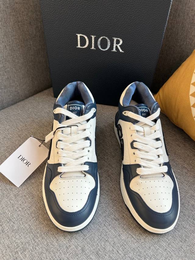 Dior迪奥b57系列 情侣款 休闲运动鞋 Cd 滑板鞋 原版1:1开发， 这款 B57 中帮运动鞋是二零二四春季男装系列新品，重新诠释篮球鞋设计，成为 Dio