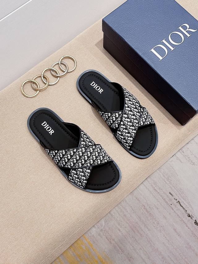 工厂价 Dior Size：38-44 迪奥高端男士夏季拖鞋，采用搭配米色和黑色 电绣印花鞋面，饰以同色调牛皮革细节提升格调。橡胶鞋底融入多种元素，饰以 Dio