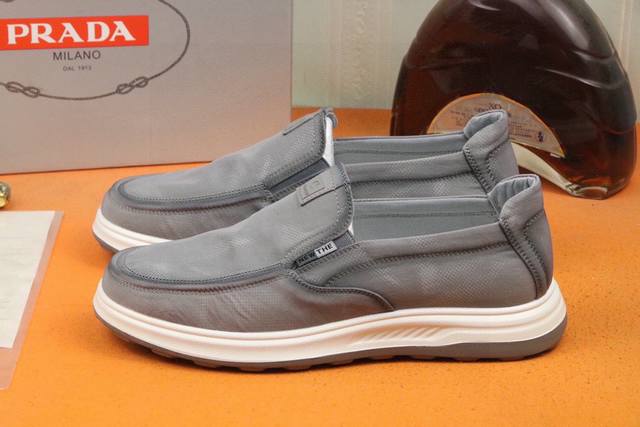 工厂价 Prada 普拉达 经典款男士休闲套脚鞋～原版质量鞋面采用透气冰丝防水布面料 ，透气性强，舒适透气内里，原板防滑橡胶大底，时尚舒适，高端品质。码数：38