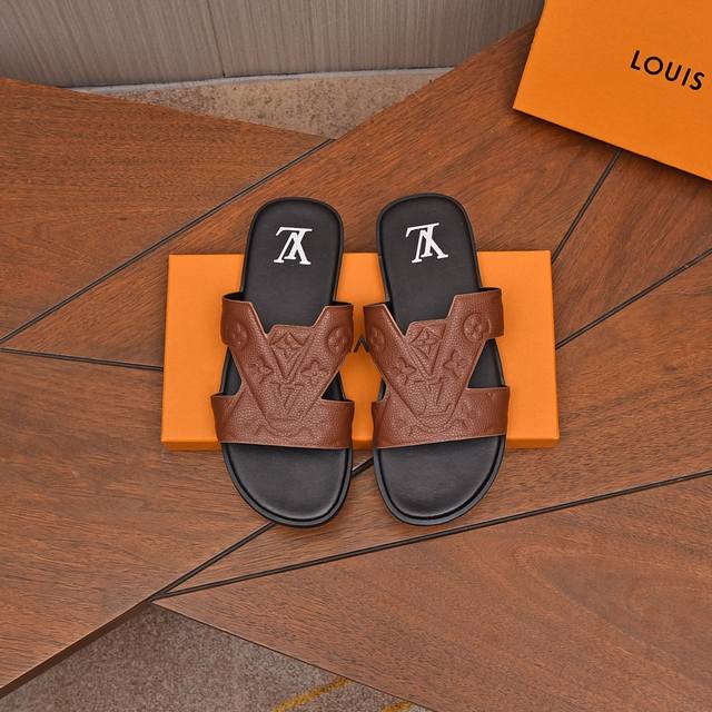 工厂价 Lv专柜同步新款 牌奢品男士拖鞋，休闲宽松舒适型。上图片必爆款 Size：38-45