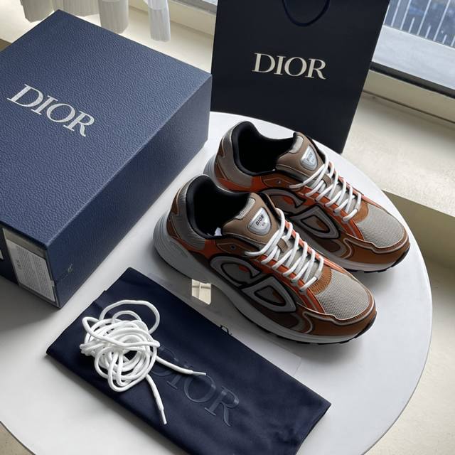 D家新款 B30 低帮运动鞋 采用灰色网眼织物和白色科技面料精心制作，饰以反光“Cd30”图形标志，鞋跟和鞋舌饰以“Dio～B30”和“Cd30”标志。格外轻盈