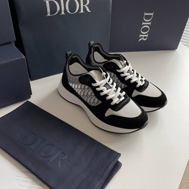 新款b25 Runner 运动鞋 结合运动版型与 Dior 优雅的经典标识。采用灰色绒面革和白色网眼织物精心制作，饰以蓝色和白色 Oblique 印花和透明橡胶