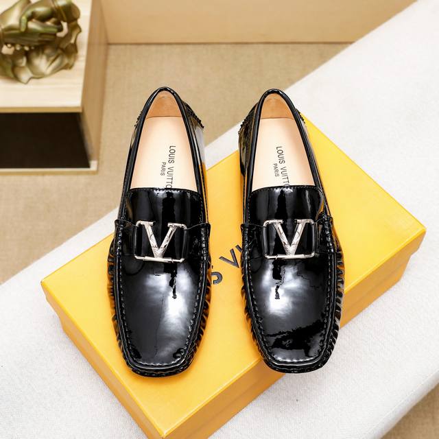 商品商标：Louis Vuitton 路易威登 豆豆鞋 正码码数: 38-44 商品材料：精选 头层牛皮+奢华五金扣，进口猪皮内里。强烈立体视觉效果，原版橡胶大