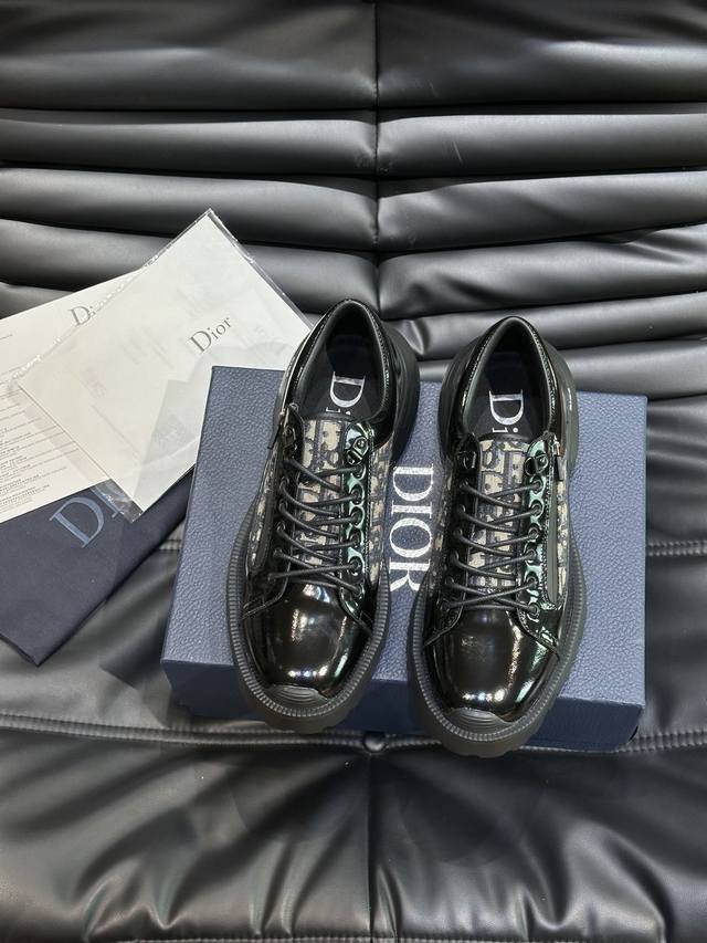 Dior Combat 德比鞋是二零二四春季男装系列新品，呈现时尚设计与运动元素相结合的混搭风格。采用黑色抛光牛皮革精心制作，侧面和鞋舌饰以 Oblique 印