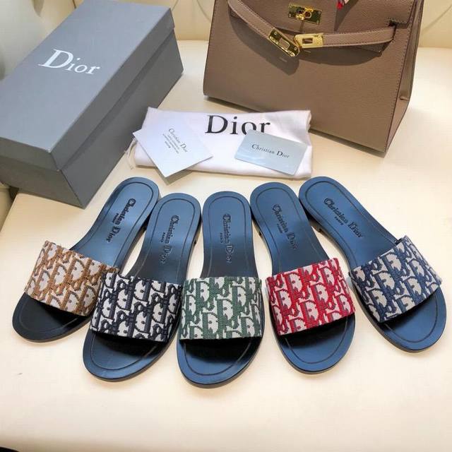 2020专柜 Dior 迪奥新款女士平底拖鞋. 时尚新颖.简约大气而不失雅致.原版1：1开发，材质与原版一致。颜色.黑色 红色 棕色 蓝色 绿色. 5色可选，码