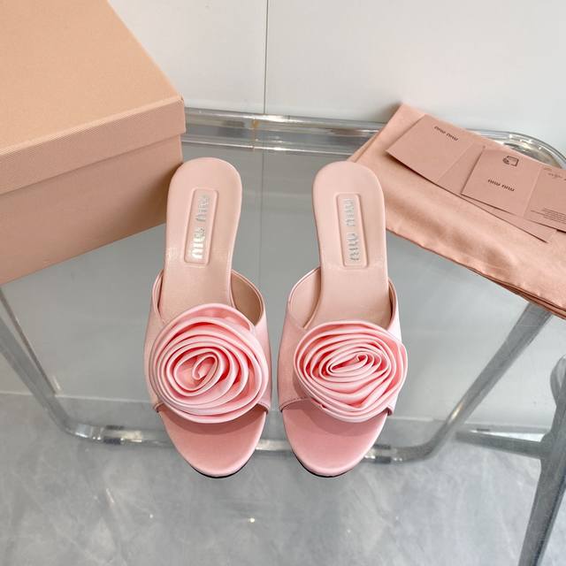 春夏新品 Miu Miu 玫瑰花 24Ss高跟 拖鞋 Miumiu24最新系列 上脚更惊艳 缎面、玫瑰花，集性感与可爱于一体的高跟鞋，一字带玫瑰花衬托设计，经典