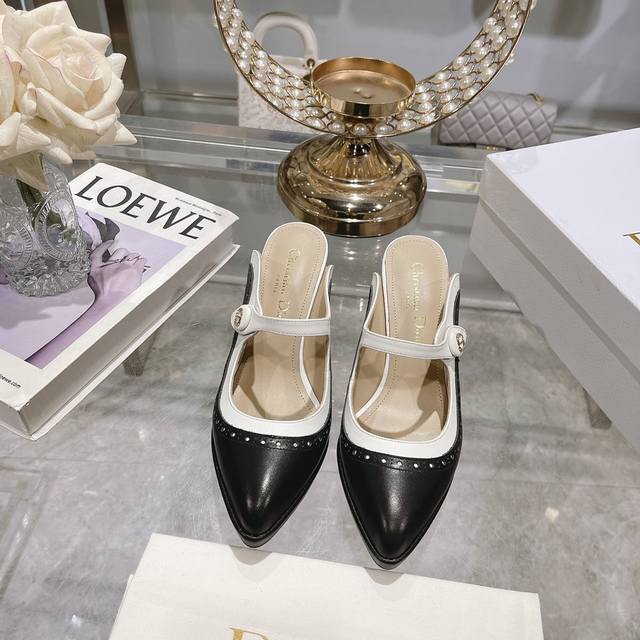 出厂牛皮 拖鞋 顶级版本 Dior迪奥 2024新款圆头拖鞋 新款spectadio芭蕾高跟鞋于发布秀精彩亮相 重新诠释经典的玛丽珍鞋 彰显高雅时尚的风格 单色