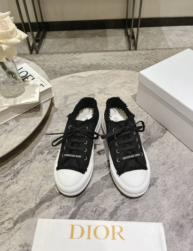顶级版本 Dior迪奥2024Walk'N系列 老花 刺绣 厚底帆布鞋 休闲运动鞋 原版购入开发 做货 这款 Walk'N'Dior 厚底运动鞋是一款时尚单品，