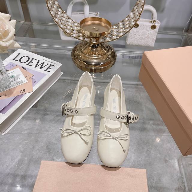出厂 Miu Miu 法式仙女芭蕾舞单鞋！！！ 鞋面面料更新全部为柔软的羊皮 ，非常柔软不需要磨合期的鞋！玛丽珍芭蕾平底鞋焕新演绎miumiu系列标志性的风格。