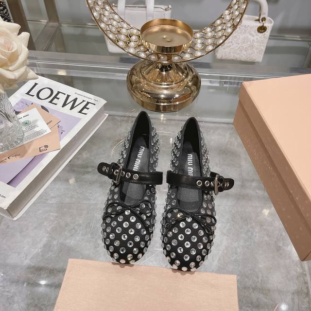 出厂 Miu Miu 法式仙女芭蕾舞单鞋！！！ 鞋面面料更新全部为柔软的羊皮 ，非常柔软不需要磨合期的鞋！玛丽珍芭蕾平底鞋焕新演绎miumiu系列标志性的风格。