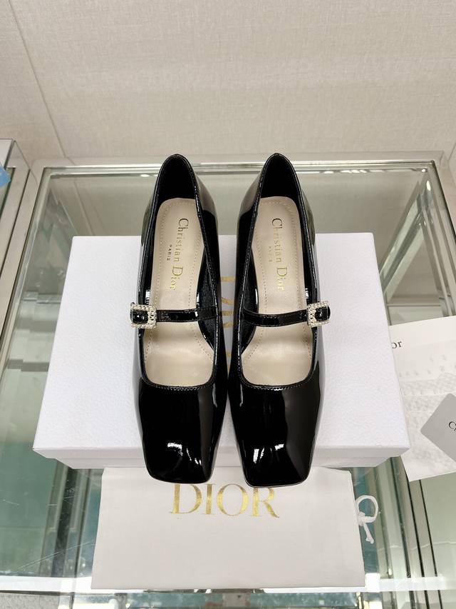 Dio*D-Shine 芭蕾圆柱中跟单鞋 这款 D-Shine 芭蕾高跟鞋于发布秀精彩亮相，是一款高雅精美的单品。漆皮牛皮革鞋面搭配系带扣，饰以带有白色树脂珠饰