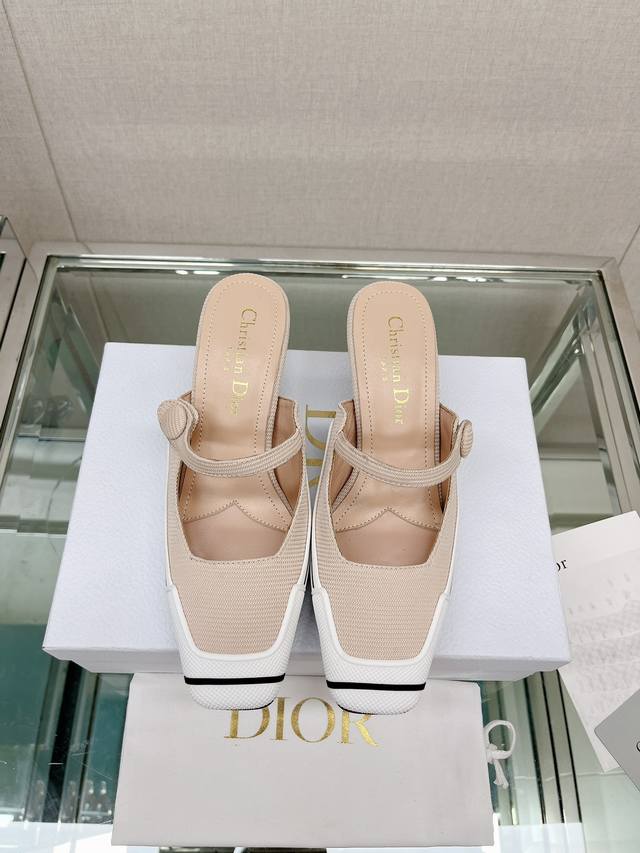 拖鞋 -单鞋 - Dio*-Motion方头猫跟玛丽珍单鞋 半拖穆勒鞋 这款 D-Motion 高跟鞋已经成为该系列的标志性单品，融合多种元素设计，巧妙融合优雅