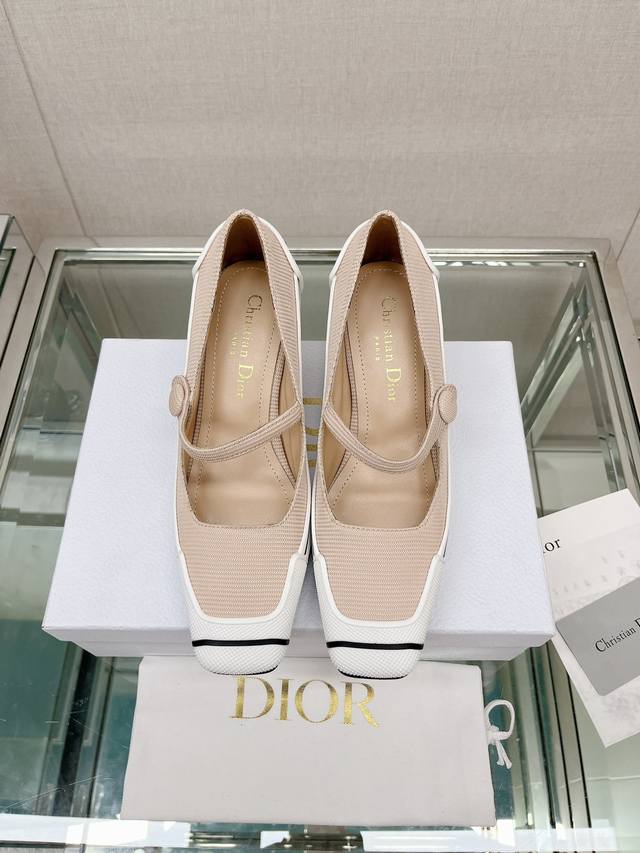 拖鞋 -单鞋 - Dio*-Motion方头猫跟玛丽珍单鞋 半拖穆勒鞋 这款 D-Motion 高跟鞋已经成为该系列的标志性单品，融合多种元素设计，巧妙融合优雅
