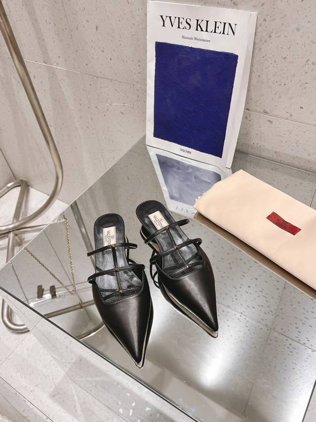 全新valentino Garavani Rockstud Wispy铆钉鞋， 推出多款中性色鞋款，采用经典穆勒鞋造型，迷你铆钉和饰带，时髦气场全开。 鞋面: