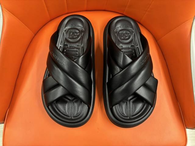 工厂价 Dg家.. 鞋面采用优质面料 特供大底 质感超赞 细节决定品质 38-44。