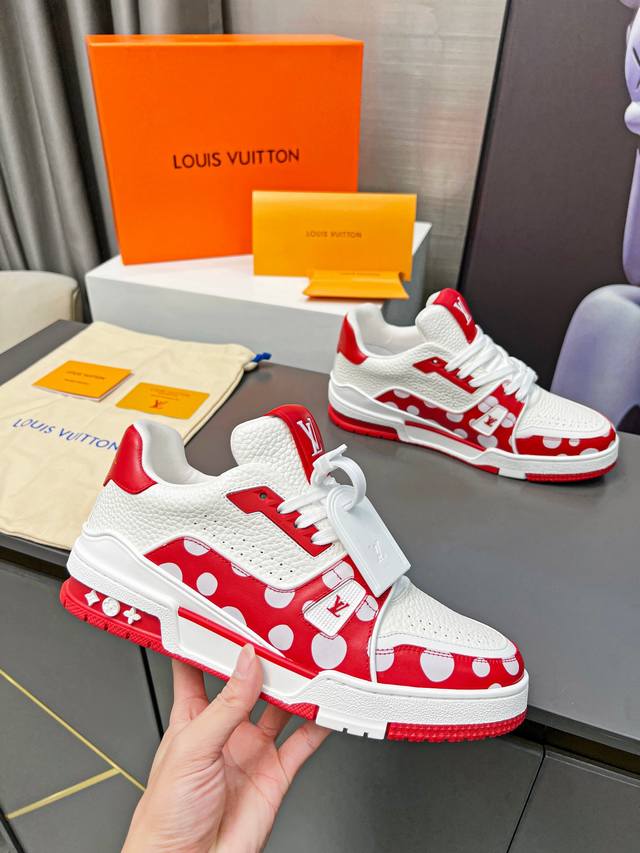路易威登走秀滑板鞋爆款， Louis Vuitton Trainer无疑是奢侈品牌推出的最成功的sneaker之一，不过探索的脚步并不会停，Louisvuitt