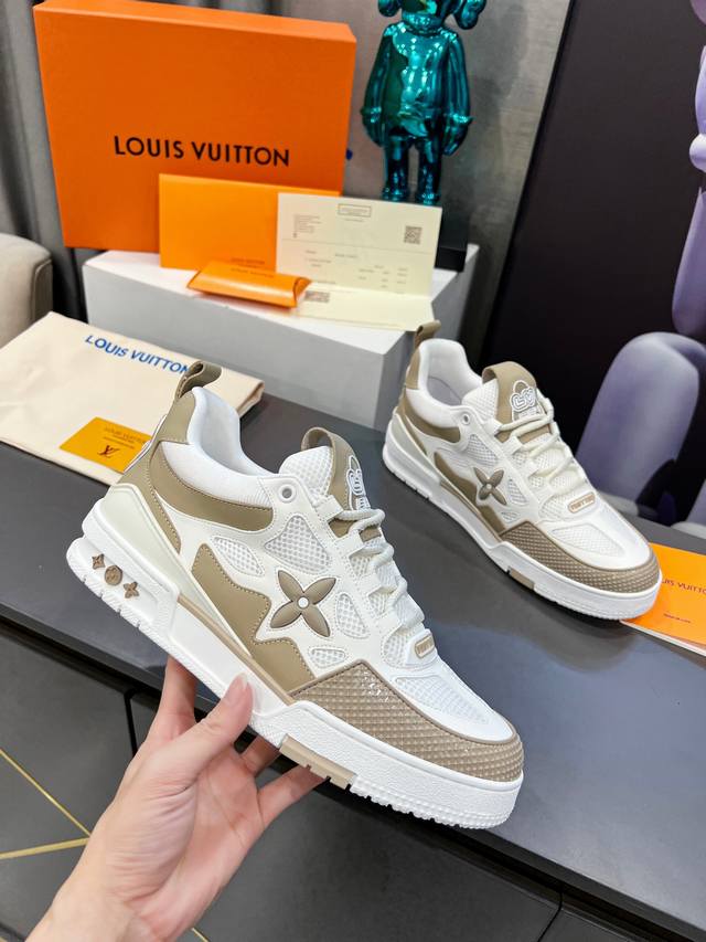 路易威登走秀滑板鞋爆款， Louis Vuitton Trainer无疑是奢侈品牌推出的最成功的sneaker之一，不过探索的脚步并不会停，Louisvuitt
