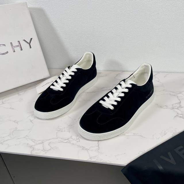 编码： Givenchy 纪梵希 男士town牛皮革低帮板鞋运动鞋 这款运动鞋采用绒面小牛皮鞋面，正面精致手工缝线细节，侧面压印银色givenchy Logo，