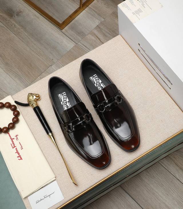 出厂价 水染牛里 菲拉格慕 高端 Salvatore Ferragamo 是国际顶级的鞋类奢侈品牌，来自时尚王国意大利，以传统手工设计和款式新颖誉满全球 专柜同