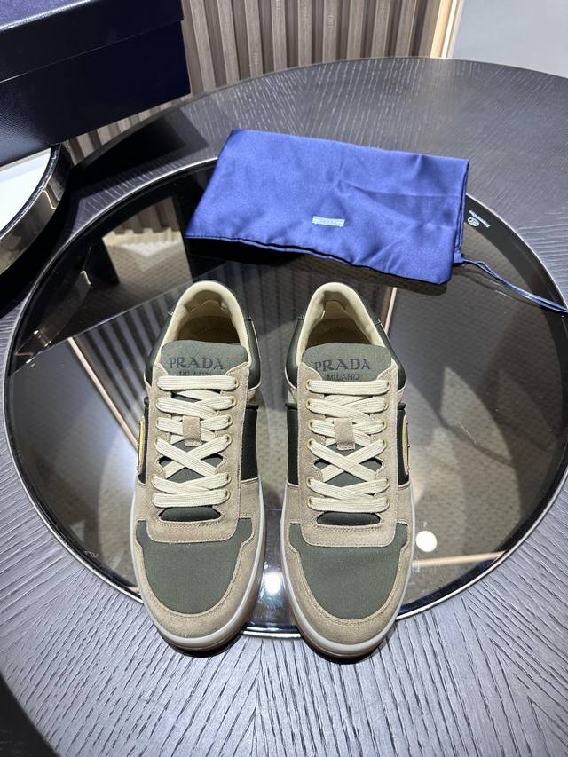 Prada Prax 01运动鞋集优雅风范与创新设计于一体，融汇prada系列的典型元素。这款皮革鞋履的鞋帮饰以涂珐琅金属徽标，与配有橡胶花纹鞋底 Size 3 - 点击图像关闭