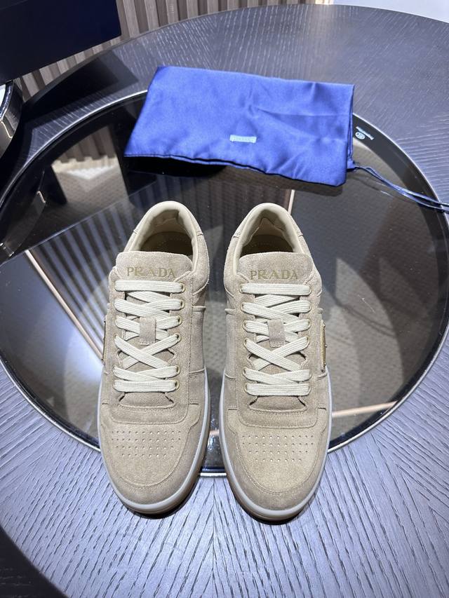Prada Prax 01运动鞋集优雅风范与创新设计于一体，融汇prada系列的典型元素。这款皮革鞋履的鞋帮饰以涂珐琅金属徽标，与配有橡胶花纹鞋底 Size 3