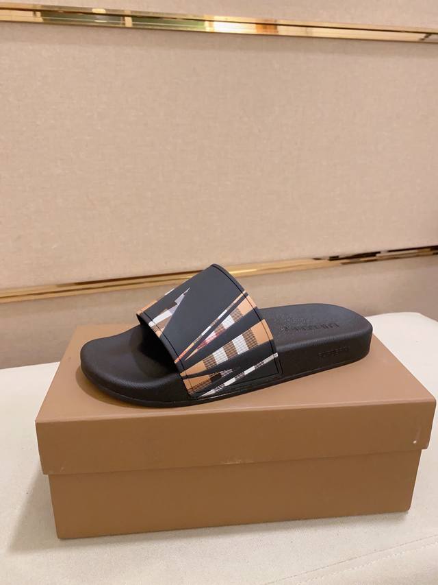 工厂价 Burberry 巴宝莉 拖鞋 男鞋高端品牌 官网1:1最新力作：原版开模定制，面料釆用进口原版橡胶材料制作，升级版大底，更轻便，防滑。市场顶级品质，简