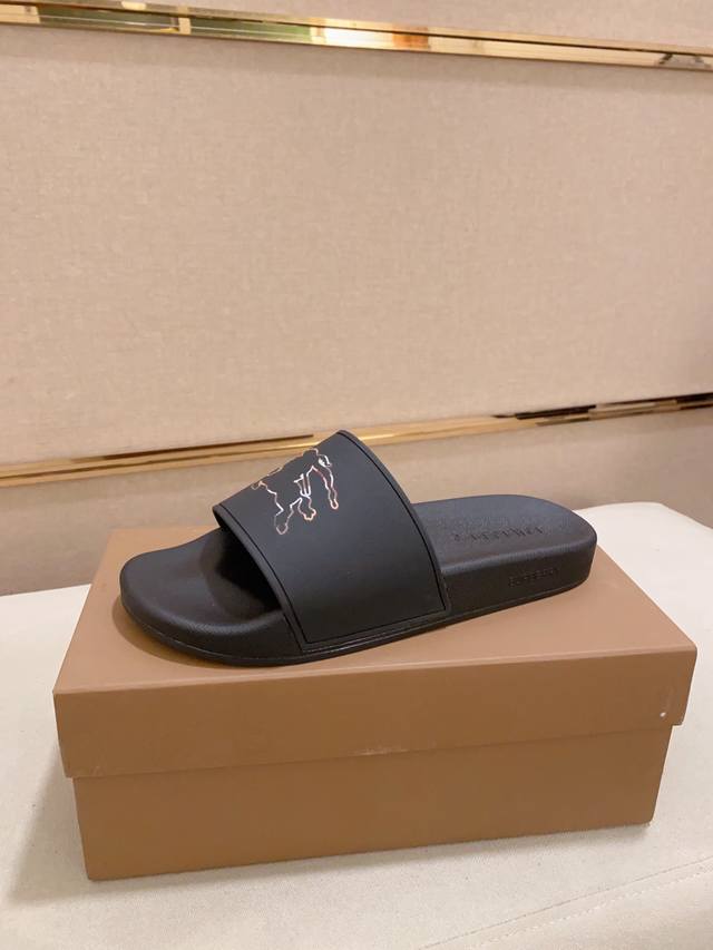 工厂价 Burberry 巴宝莉 拖鞋 男鞋高端品牌 官网1:1最新力作：原版开模定制，面料釆用进口原版橡胶材料制作，升级版大底，更轻便，防滑。市场顶级品质，简