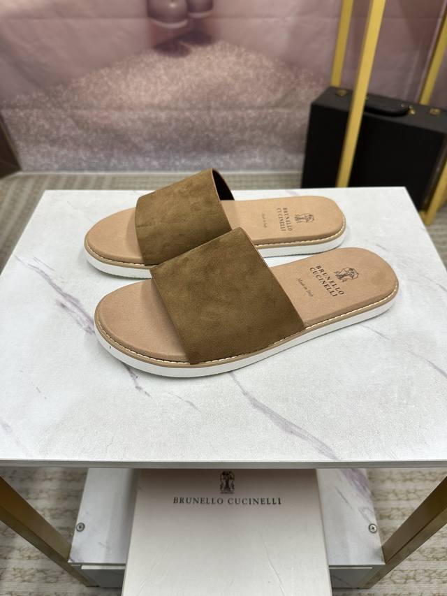 实价 。 Brunello Cucinelli 来自意大利的世界顶级奢侈品牌，这款拖鞋更是精心设计，从材料选用，颜色搭配，楦型结构都无可挑剔。皮鞋码数:39-4