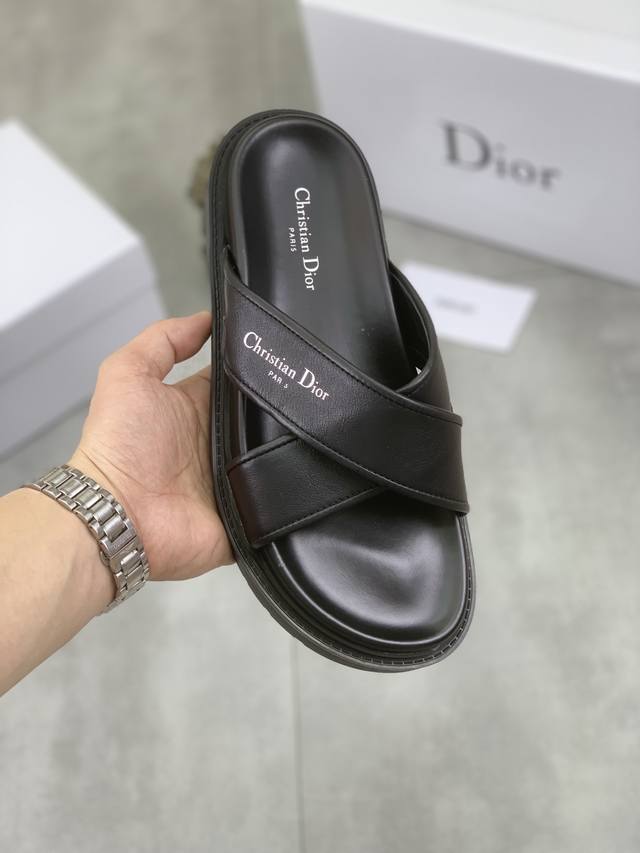 工厂价 实价 Dior 迪奥新款休闲拖鞋，原版官网1:1、高品质 完美做工 透射出一种尊贵奢华，高端超凡工艺中升华其奢侈定义。原版大底，码数；38-44 45可 - 点击图像关闭