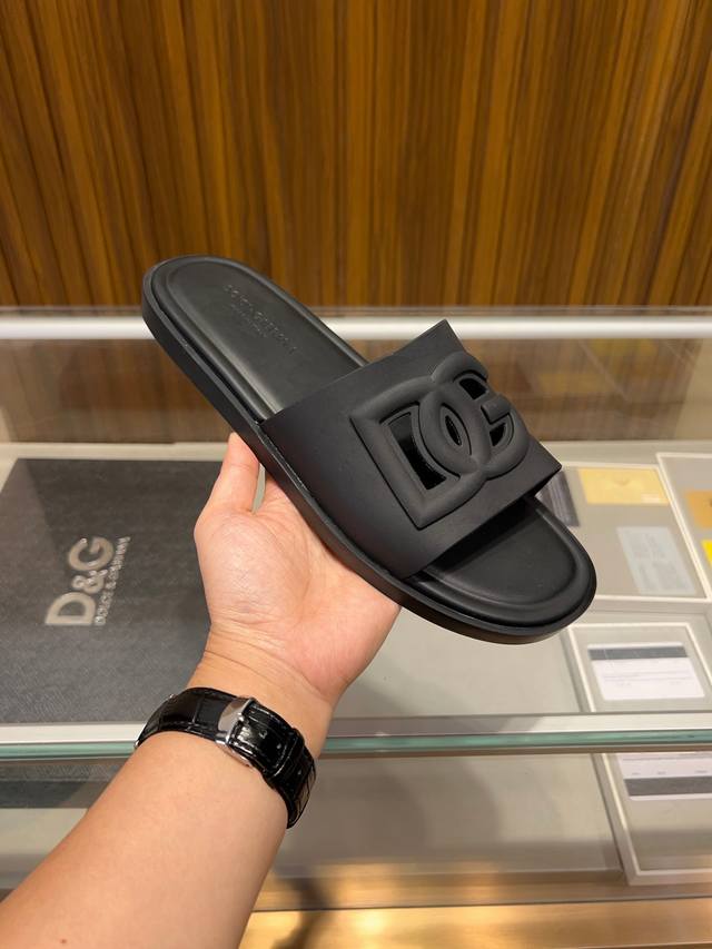 工厂价 D&G24款橡胶男士dg徽标沙滩拖鞋 Dg徽标点缀在鞋面，镂空穿孔的设计灵动又不失经典。带有橡胶标志标签的鞋垫，细节满分。 Size:39-44 38.