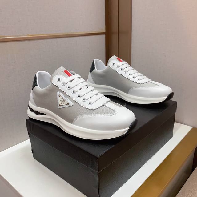 出厂价 Prad* 新款运动休闲鞋。鞋面采用牛皮配品牌帆布面料，舒适网布内里，时尚气息，独特品牌独特工艺。码数：38--44，两色可选。