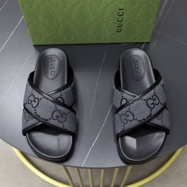 出厂价 Gucci古奇拖鞋 男鞋高端品牌 官网1:1最新力作：原版开模定制，面料釆用进口原版材料制作，升级版大底，更轻便，防滑。市场顶级品质，简单不失品味，潮人