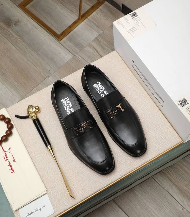 出厂价 水染牛里 菲拉格慕 高端 Salvatore Ferragamo 是国际顶级的鞋类奢侈品牌，来自时尚王国意大利，以传统手工设计和款式新颖誉满全球 专柜同