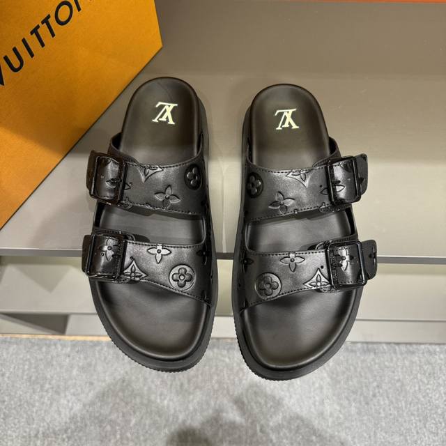 码数38-45 Lv路易威登 最新款 系列 Oblique 厚底 拖鞋 凉鞋 原版购入开发 做货 这款 Lv H-Town 凉鞋致敬运动风格经典标识，彰显 Lv