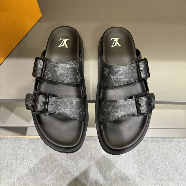 码数38-45 Lv路易威登 最新款 系列 Oblique 厚底 拖鞋 凉鞋 原版购入开发 做货 这款 Lv H-Town 凉鞋致敬运动风格经典标识，彰显 Lv