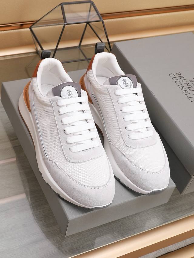 工厂 Brunello Cucinelli 新款男鞋出货 此品牌是来自意大利的顶级奢侈品牌，被誉为低调奢华的 “山羊绒之王” 没有比品牌更懂得把顶级的羊绒面料设
