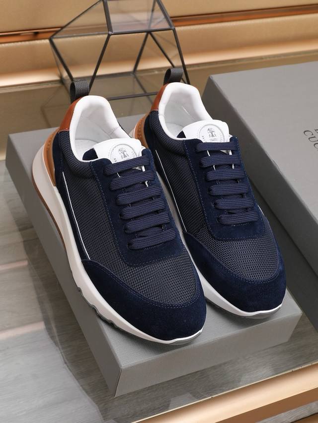 工厂 Brunello Cucinelli 新款男鞋出货 此品牌是来自意大利的顶级奢侈品牌，被誉为低调奢华的 “山羊绒之王” 没有比品牌更懂得把顶级的羊绒面料设