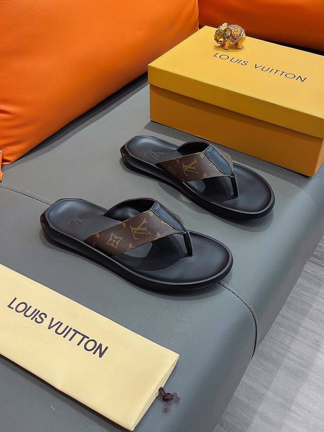 商品名称：Louis Vuitton 路易 威登 正规码数: 38-44 拖鞋 商品材料：精选 意大利进口原版面料，原厂特供原版底。