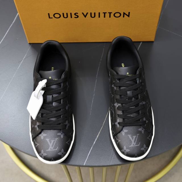 出厂价 顶级原单 品牌： Louis Vuitton Lv.路易威登 材质： 原工厂p牛皮材料 1：1原板大底 舒适内里 款式类型：休闲运动 板鞋 等级：专柜品