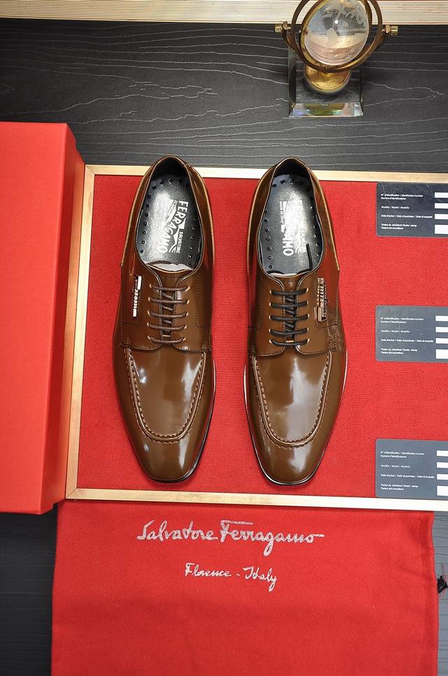 出厂价 菲拉格慕 Ferragamo 新款高端品质架正装皮鞋 风格华贵典雅，实用性和款式并重，我们异常关注质量和细节， 鞋楦皮料五金扣，做工舒适度都毫不逊色！材