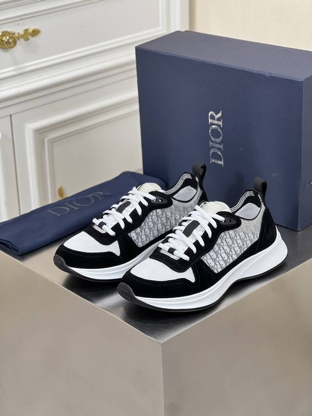 新品dio* 迪奥新款b25 Runner 运动鞋 本款结合运动版型与 Dior 优雅的经典标识。采用灰色绒面革和白色网眼织物精心制作，饰以蓝色和白色 Obli