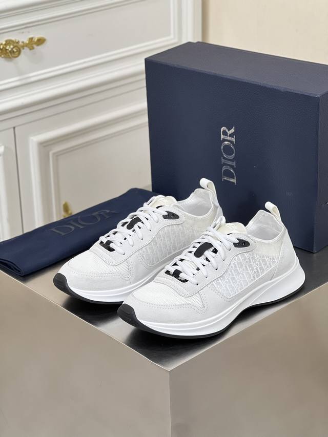 新品dio* 迪奥新款b25 Runner 运动鞋 本款结合运动版型与 Dior 优雅的经典标识。采用灰色绒面革和白色网眼织物精心制作，饰以蓝色和白色 Obli